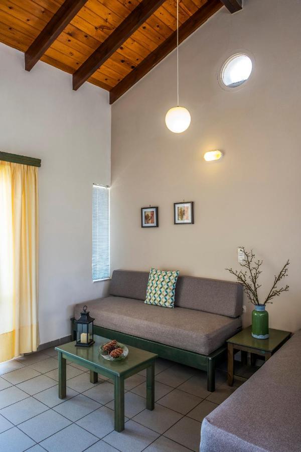 קאטו דרטסו Theos Village Apartments מראה חיצוני תמונה
