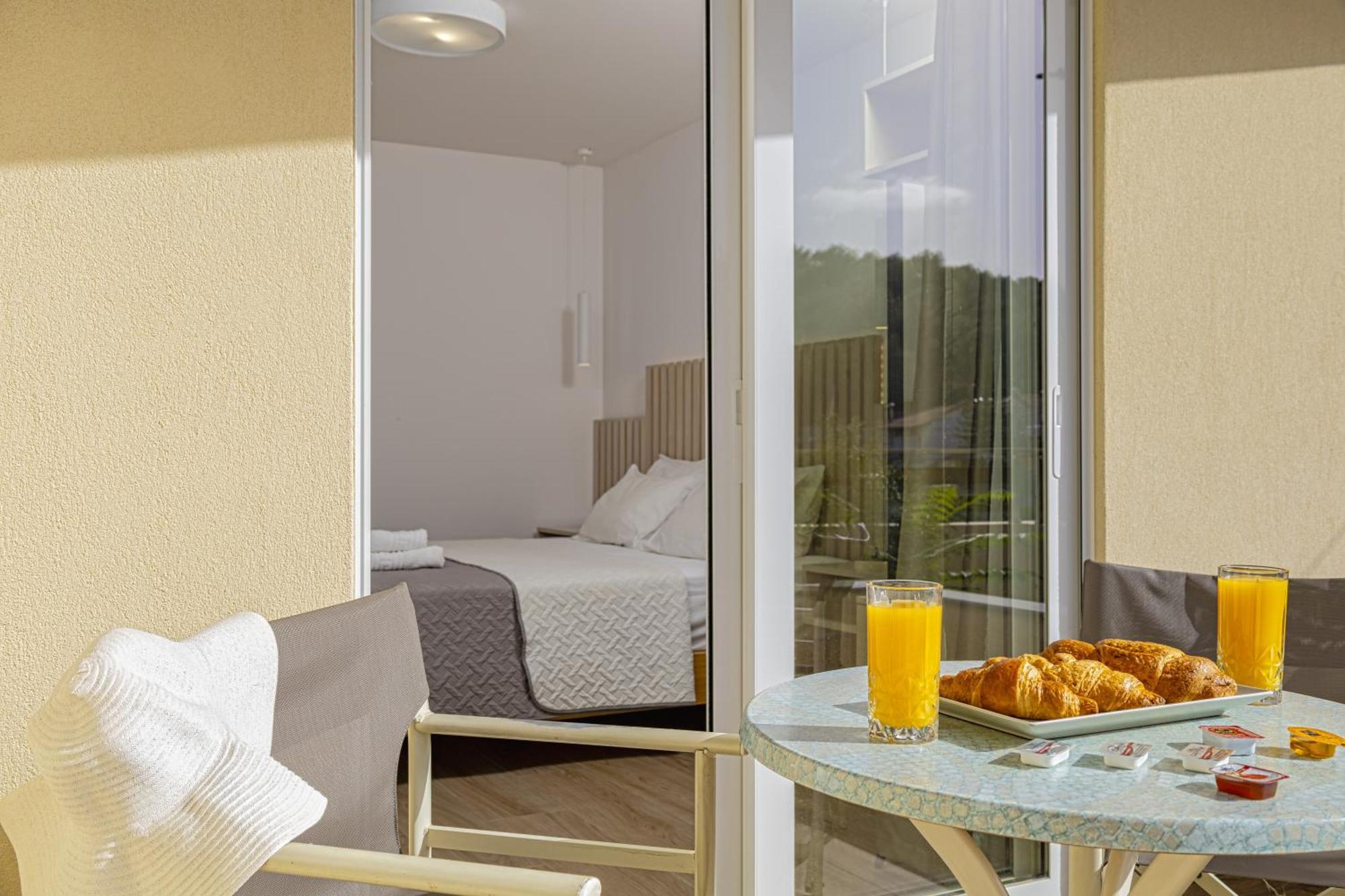 קאטו דרטסו Theos Village Apartments מראה חיצוני תמונה