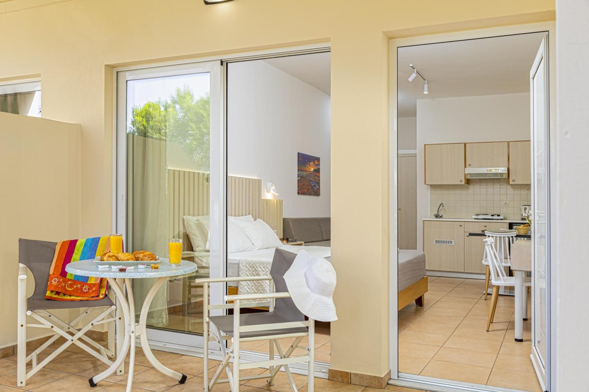 קאטו דרטסו Theos Village Apartments מראה חיצוני תמונה
