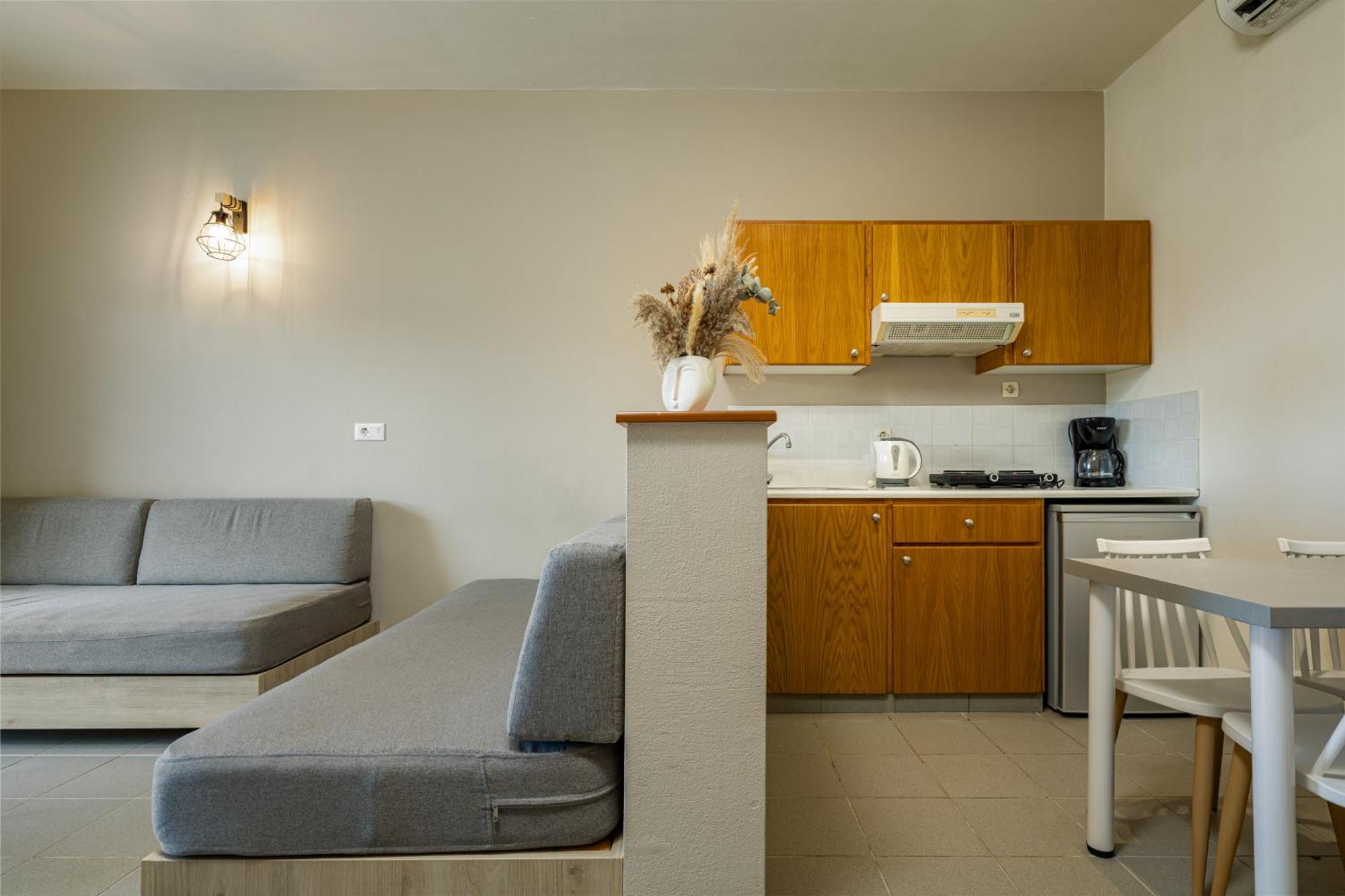 קאטו דרטסו Theos Village Apartments מראה חיצוני תמונה