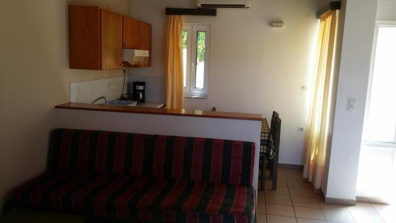 קאטו דרטסו Theos Village Apartments מראה חיצוני תמונה